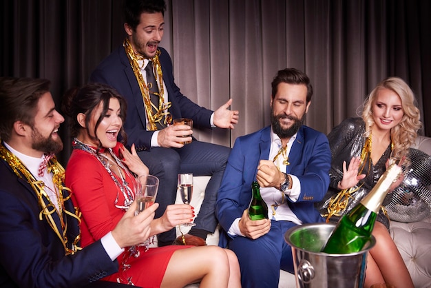 Kostenloses Foto gruppe von freunden, die auf champagner warten