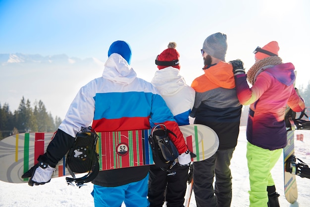 Gruppe von Freunden, die Blick auf Berge betrachten