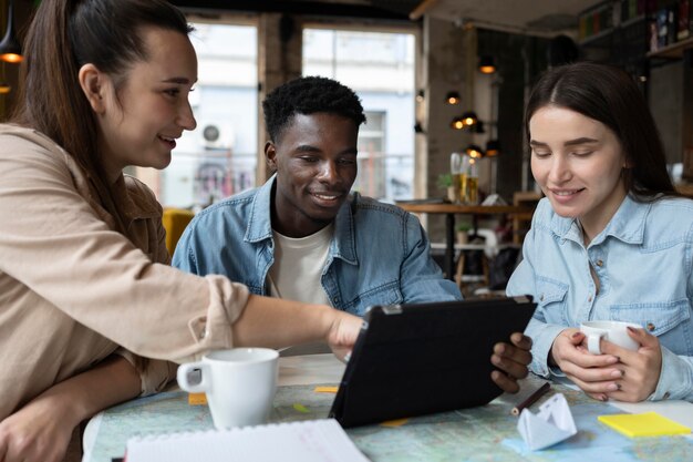 Gruppe von Freunden, die eine Reise in einem Café planen