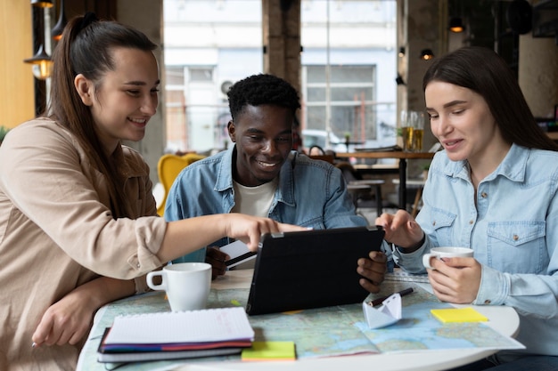 Gruppe von Freunden, die eine Reise in einem Café planen