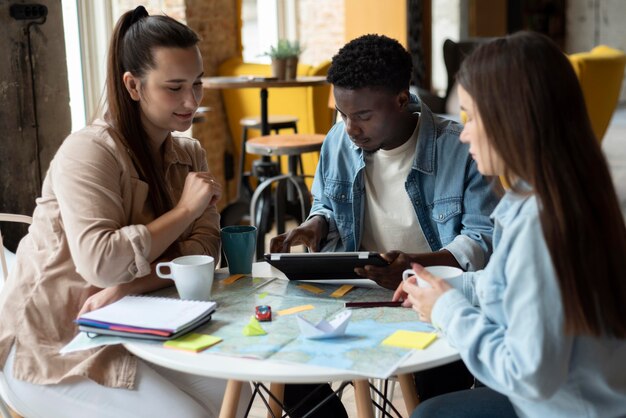 Gruppe von Freunden, die eine Reise in einem Café planen