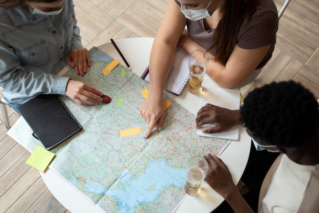 Gruppe von Freunden, die eine Reise in einem Café planen