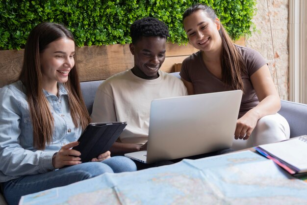 Gruppe von Freunden, die eine Reise in einem Café planen