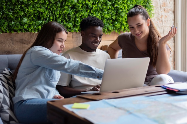 Gruppe von Freunden, die eine Reise in einem Café planen