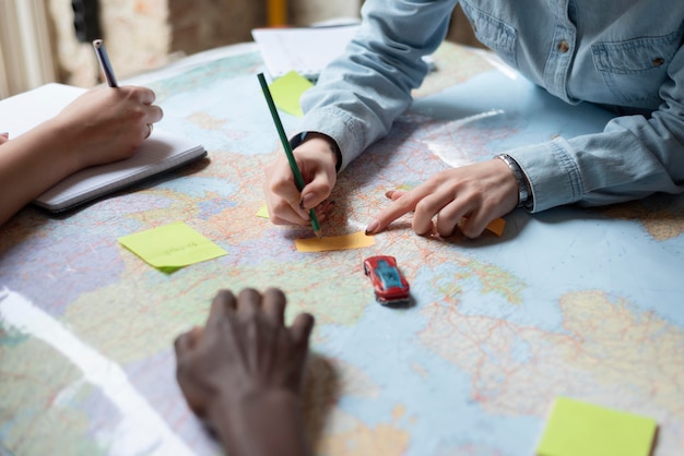 Gruppe von Freunden, die eine Reise in einem Café planen