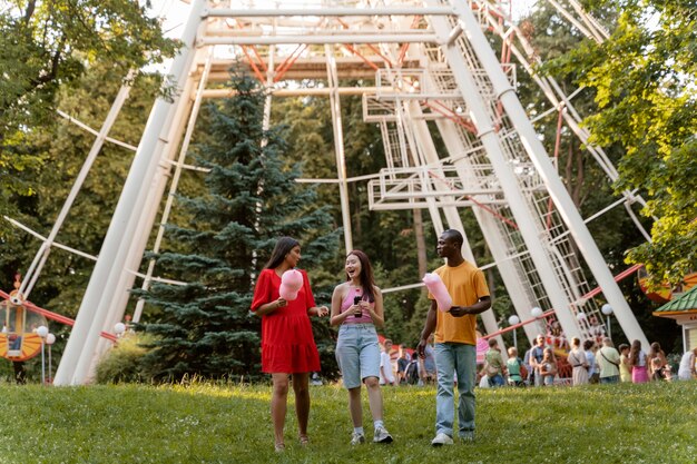 Gruppe von Freunden, die gemeinsam Spaß an einem Riesenrad haben