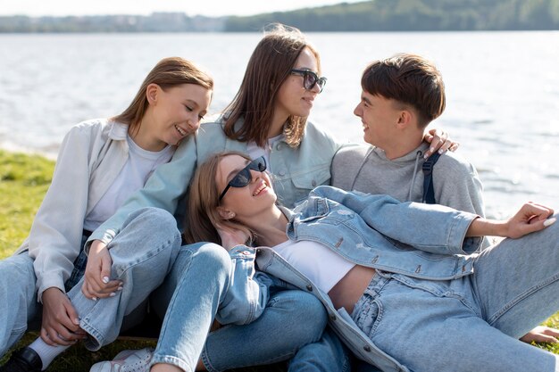 Gruppe von Freunden, die gemeinsam Zeit im Freien verbringen