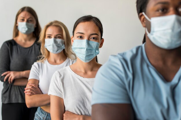 Gruppe von Freunden, die Gesichtsmasken tragen