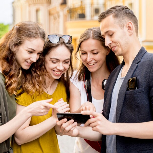 Gruppe von Freunden, die Handy überprüfen