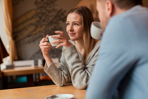 Gruppe von Freunden, die Kaffee genießen