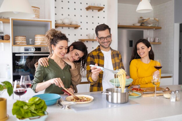 Gruppe von Freunden, die Mahlzeit in der Küche vorbereiten