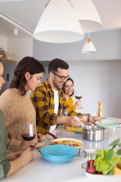 Gruppe von Freunden, die Mahlzeit in der Küche vorbereiten