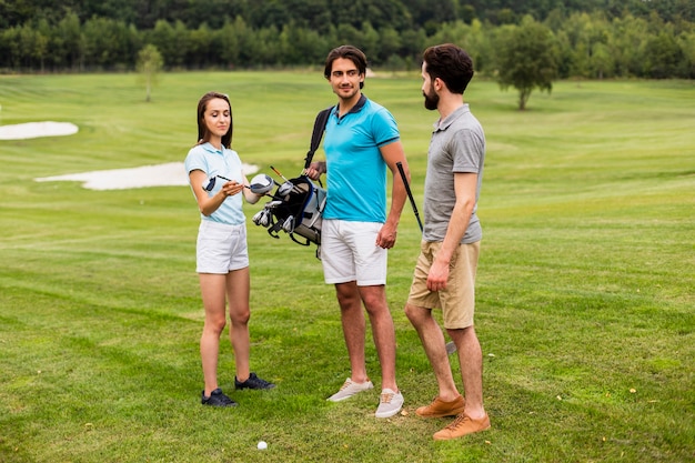 Gruppe von Freunden, die Spaß am Golfplatz