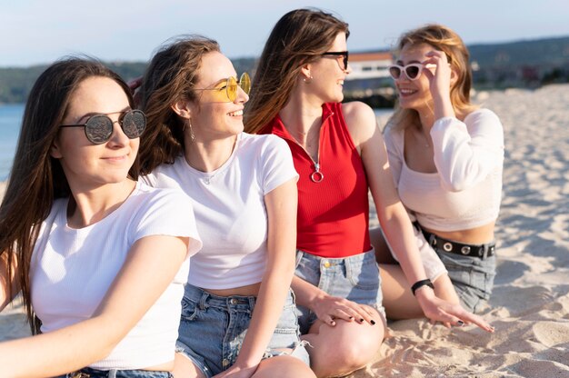 Kostenloses Foto gruppe von freunden, die spaß am strand haben