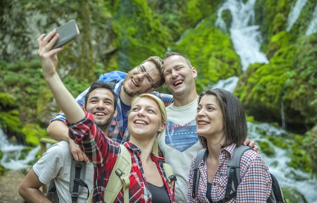 Gruppe von Freunden, die Spaß haben und Selfies in der Natur machen