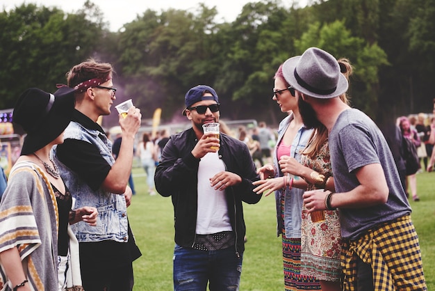 Kostenloses Foto gruppe von freunden, die zeit beim musikfestival verbringen