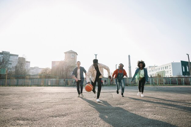 Gruppe von Freunden, die zusammen Basketball spielen