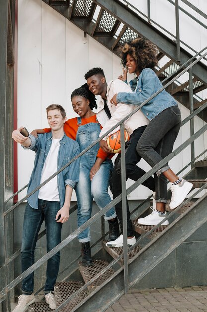 Gruppe von Freunden, die zusammen ein Selfie machen