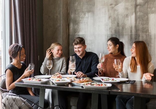 Gruppe von Freunden, die zusammen zu Hause zu Abend essen