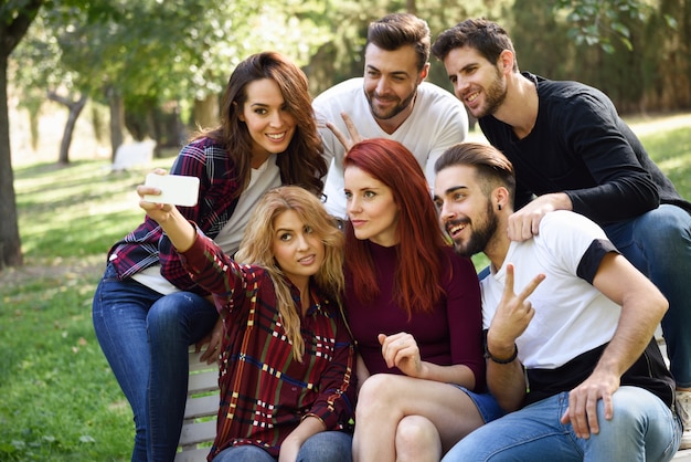 Gruppe von Freunden ein Auto unter Foto