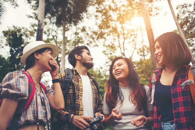 Gruppe von Freunden haben Urlaub zusammen treffen und beraten über Plan zu tun.