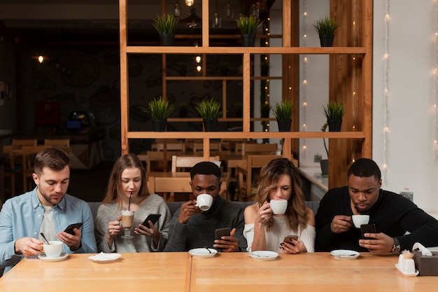 Gruppe von Freunden im Restaurant