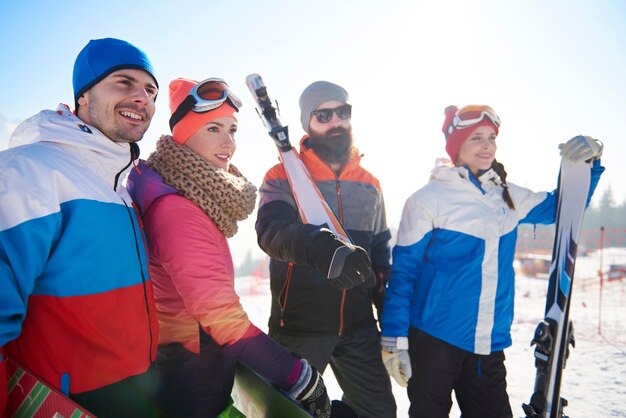 Gruppe von Freunden im Skigebiet