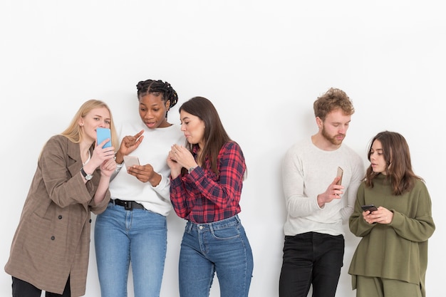 Gruppe von Freunden mit Handys