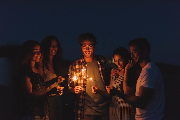 Kostenloses Foto gruppe von freunden mit wunderkerzen