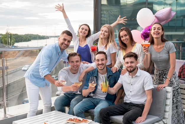 Gruppe von Freunden posiert auf einer Party