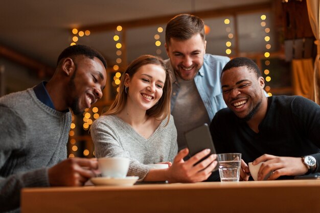 Gruppe von Freunden unter Selfies