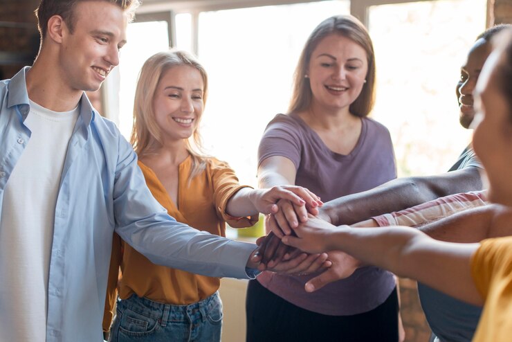 Kostenlose Foto gruppe von freunden versammeln sich