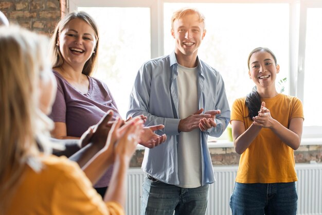 Gruppe von Freunden versammeln sich