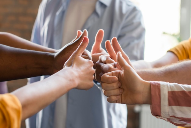 Gruppe von Freunden versammeln sich