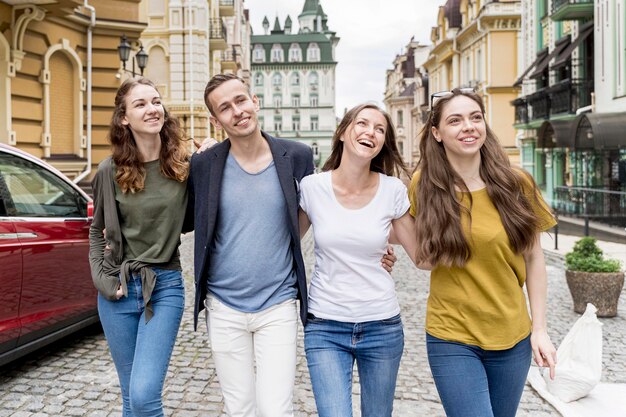 Gruppe von Freunden zu Fuß