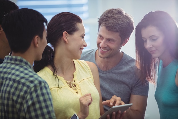 Kostenloses Foto gruppe von führungskräften über digitale tablet diskutieren