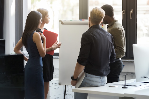 Gruppe von Geschäftsleuten, die ein Treffen im Büro haben