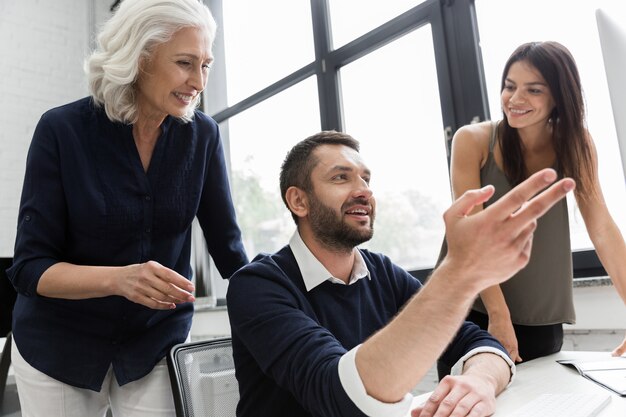 Gruppe von Geschäftsleuten, die Finanzplan am Tisch in einem Büro besprechen