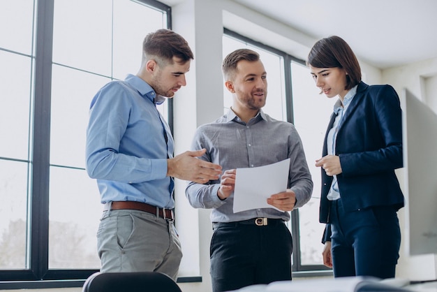 Gruppe von Geschäftsleuten, die im Büro arbeiten