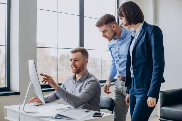 Gruppe von Geschäftsleuten, die im Büro arbeiten