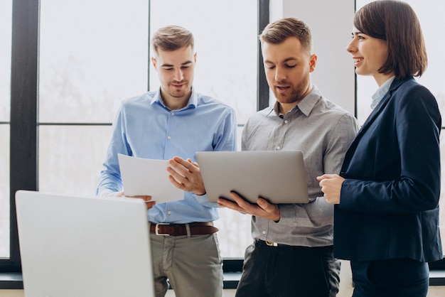 Gruppe von Geschäftsleuten, die im Büro arbeiten