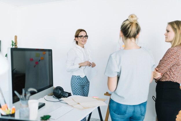 Gruppe von Geschäftspartnern, die Arbeit beim Treffen im Büro planen