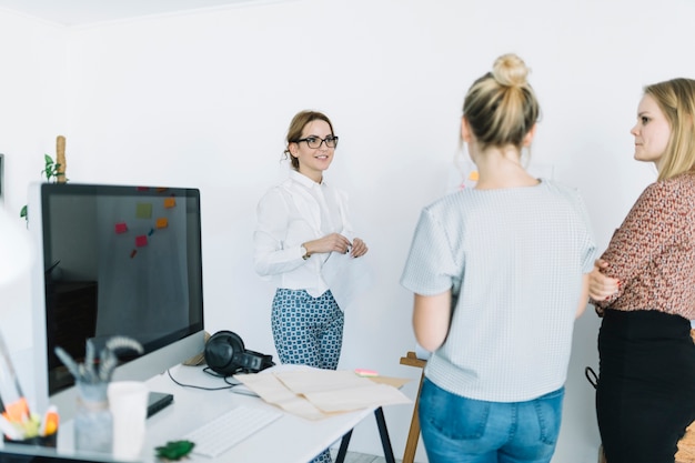 Gruppe von Geschäftspartnern, die Arbeit beim Treffen im Büro planen