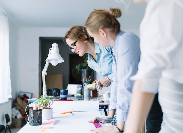 Gruppe von Geschäftspartnern, die Projekt im Büro planen