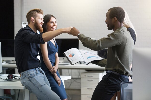 Gruppe von glücklichen jungen Geschäftsleuten, die Erfolg feiern