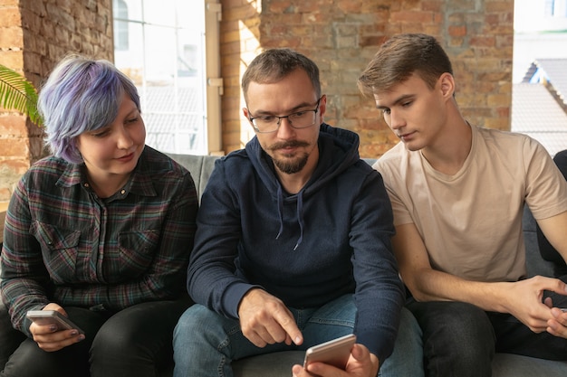 Gruppe von glücklichen jungen Leuten, die in den sozialen Medien teilen