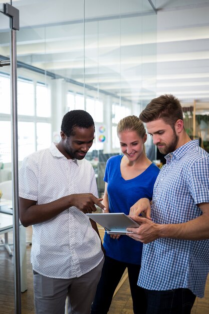 Gruppe von Grafikdesigner mit digitalen Tablet