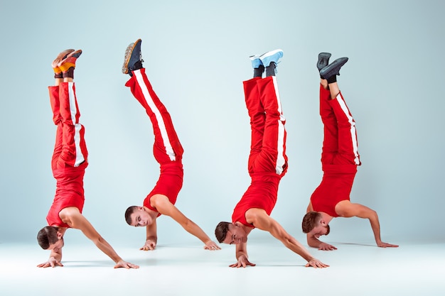 Gruppe von gymnastischen akrobatischen kaukasischen Männern auf Gleichgewichtspose