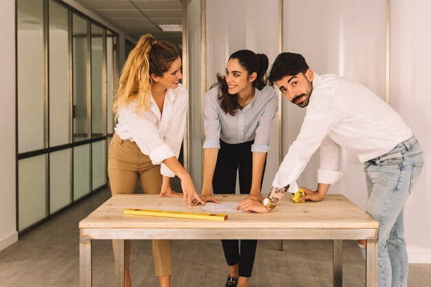 Gruppe von Ingenieuren an einem Tisch