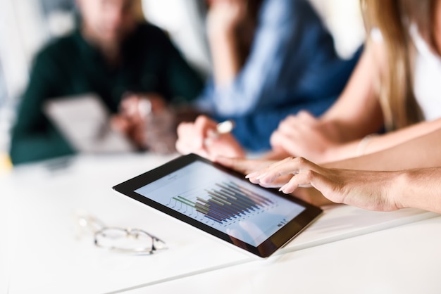 Gruppe von jungen männern und frau coworking mit tablet-computer